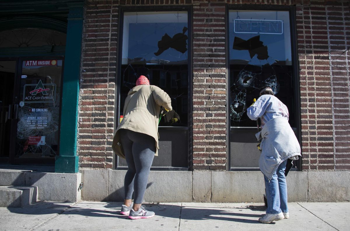 People Cleaning Up Baltimore After Riots