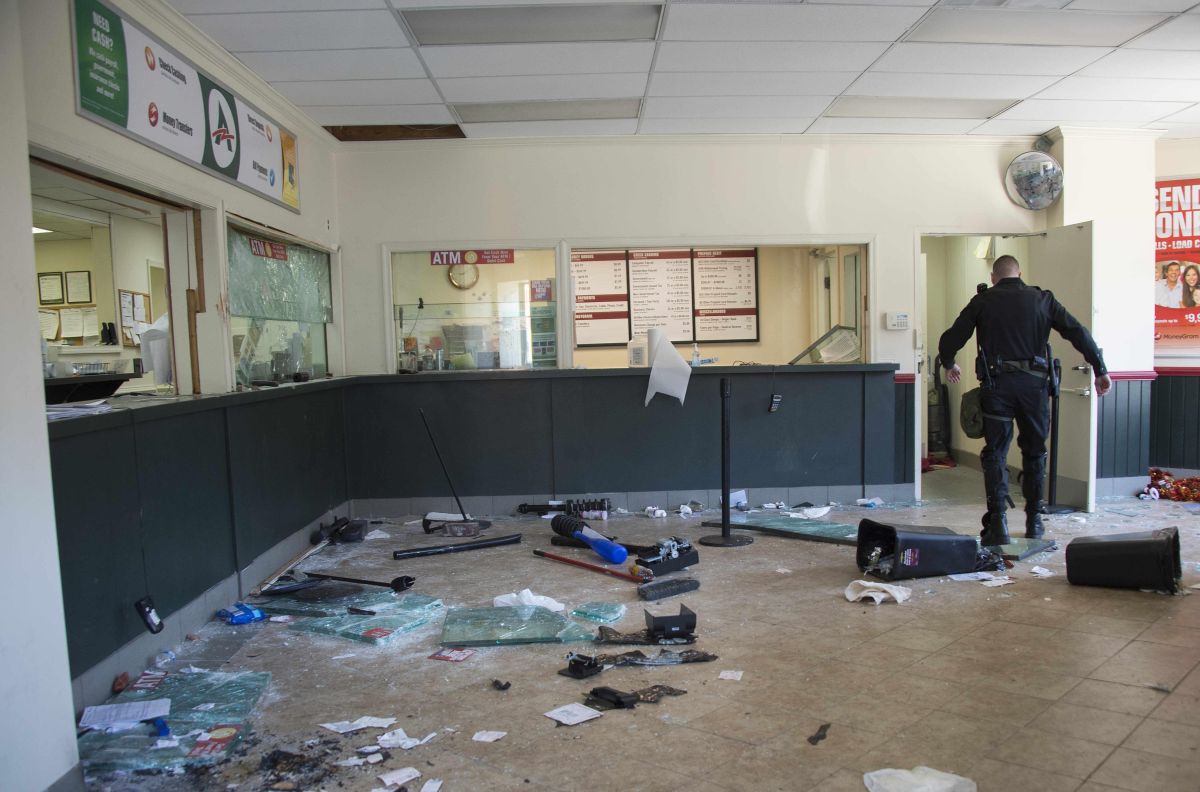 People Cleaning Up Baltimore After Riots