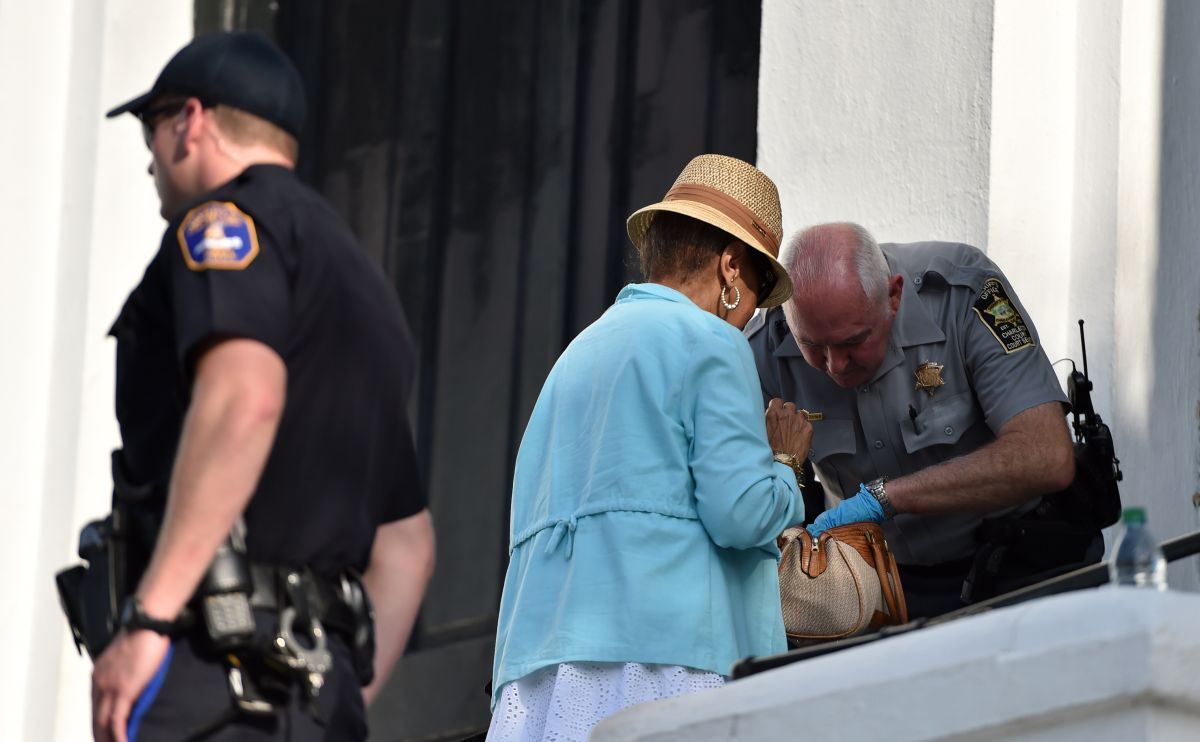Charleston In Mourning After 9 Killed In Church Massacre