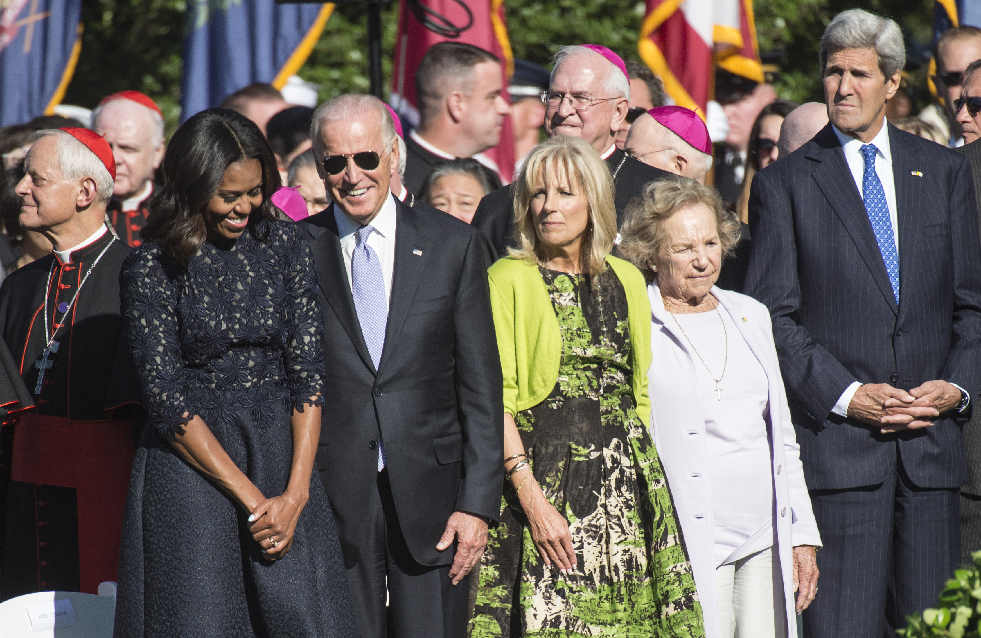 Pope Francis welcomed by President Barack Obama at the White House