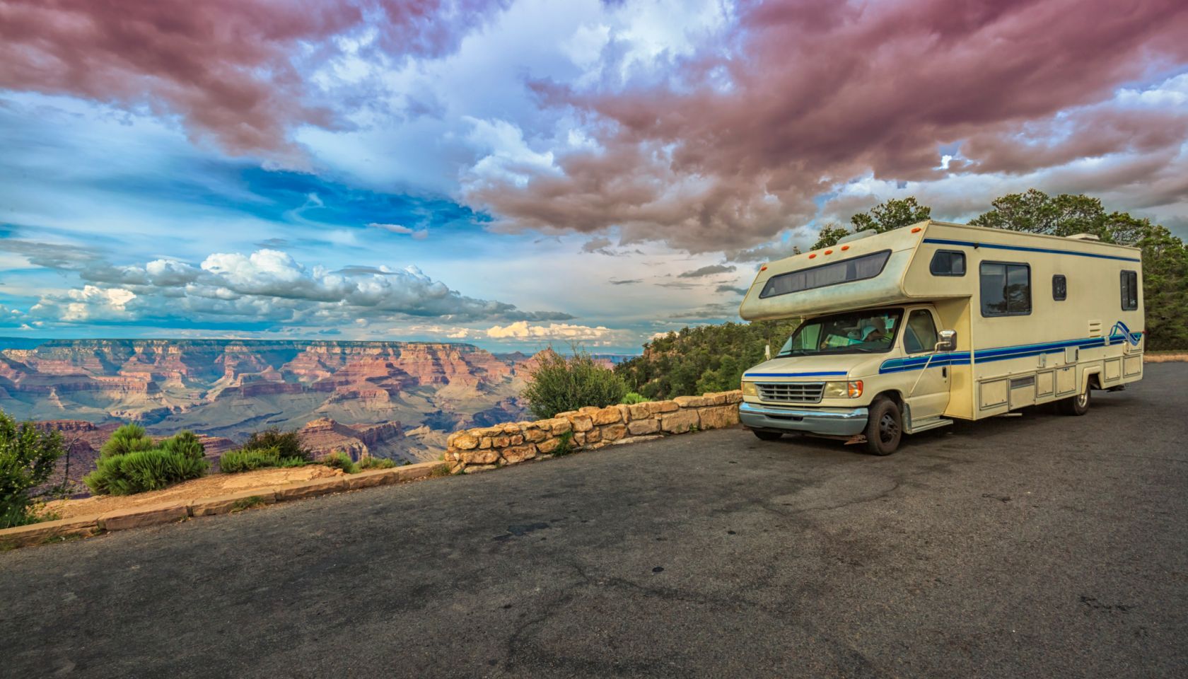 RV making stop in the heights of the Grand Canyon