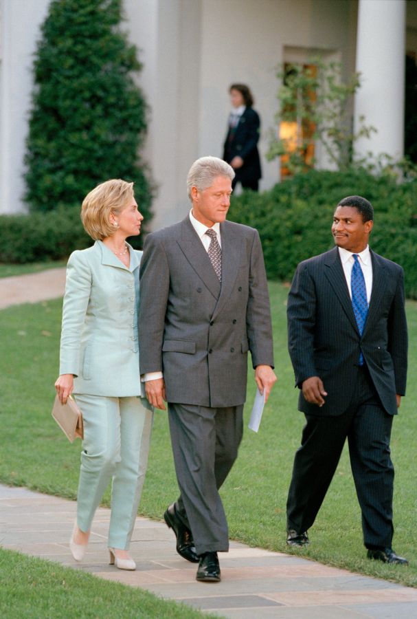 Clintons Depart For Democratic Business Leaders Event