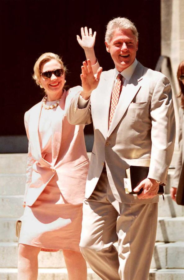 US President Bill Clinton (R) and First Lady Hilla