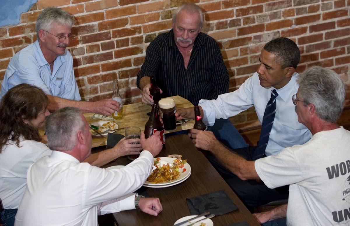 US President Barack Obama (2nd R) clinks