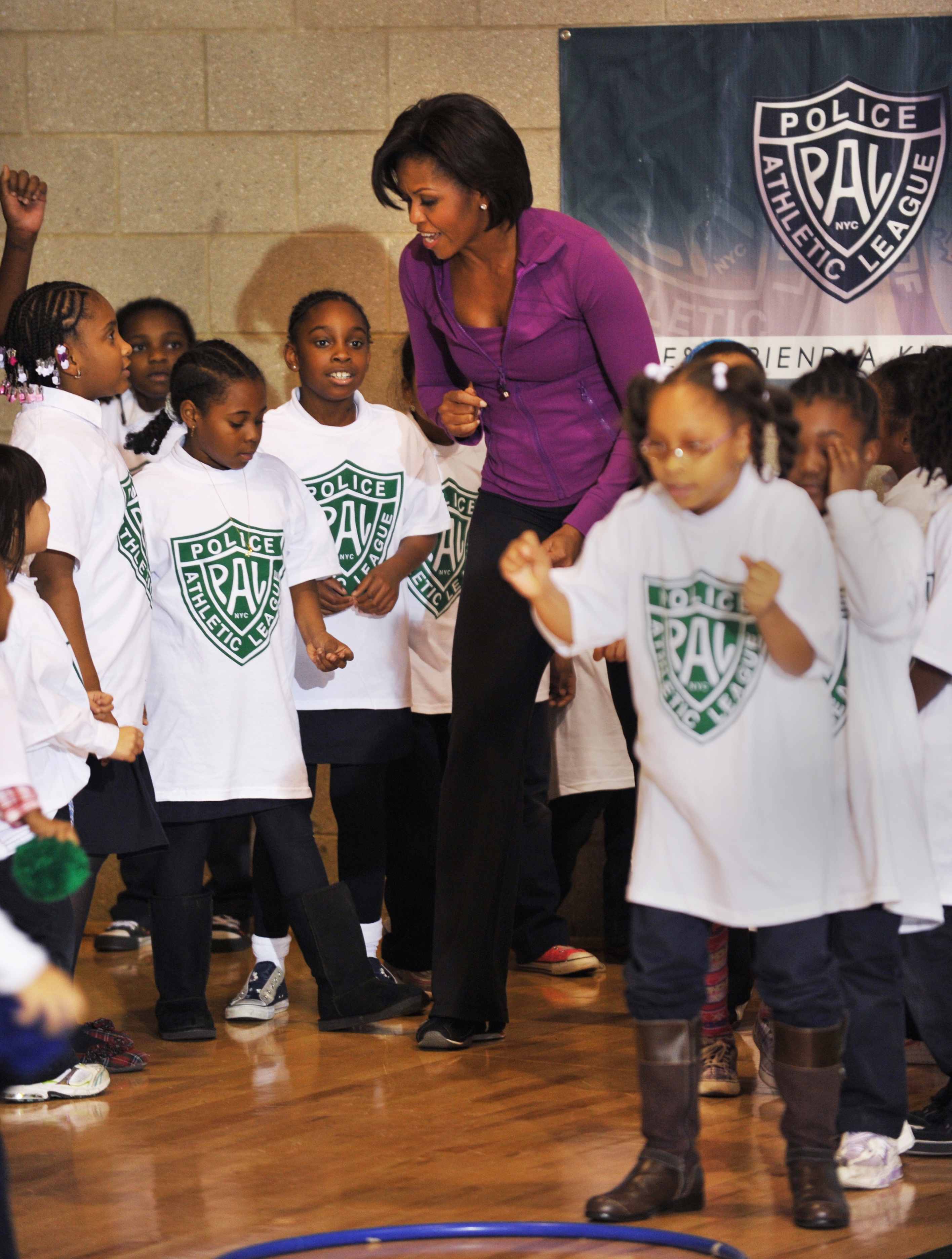 US First Lady Michelle Obama (C) dances