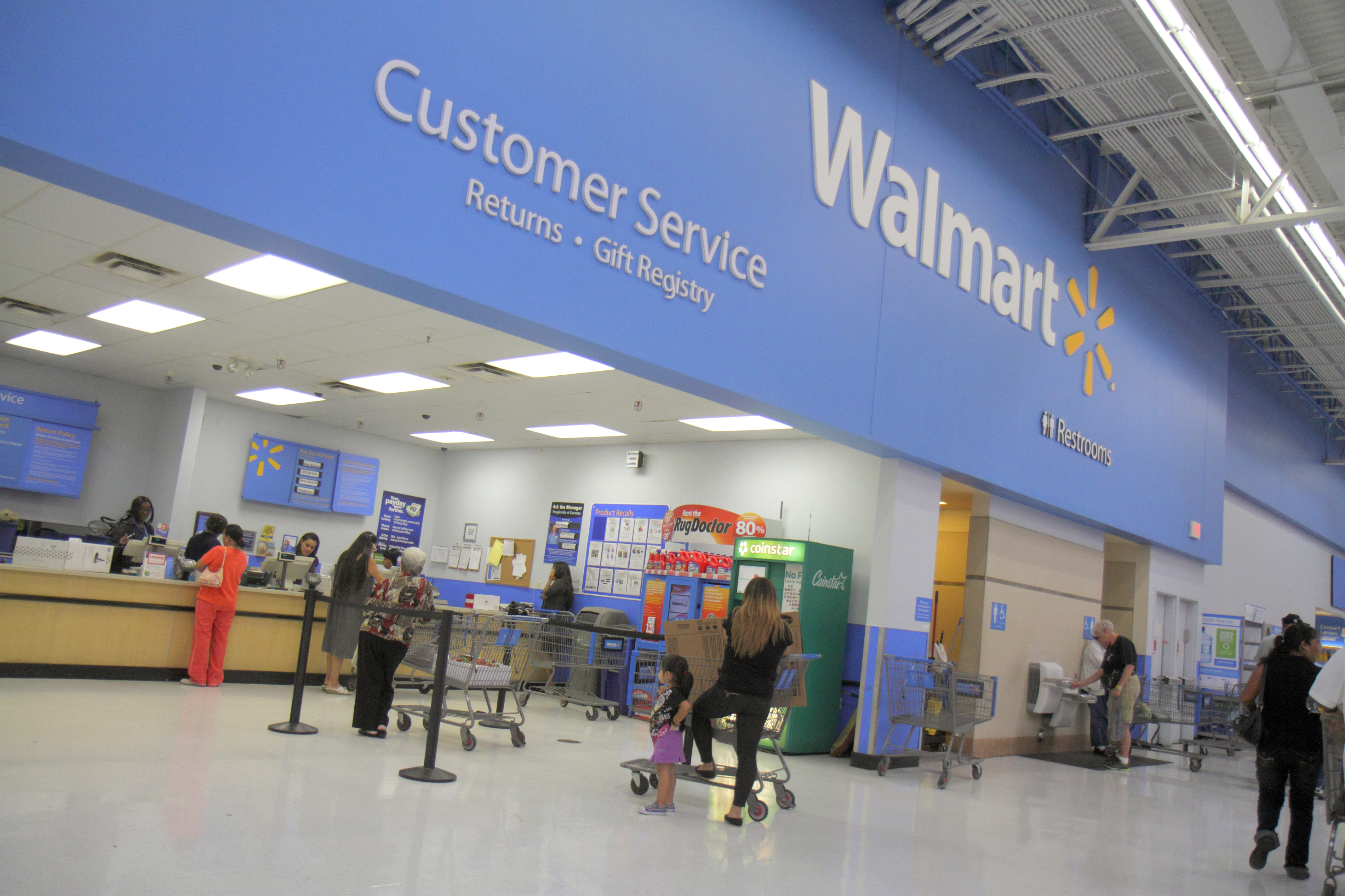 Walmart, white employees, Ryan Redditt, stealing, Oregon, lawsuit
