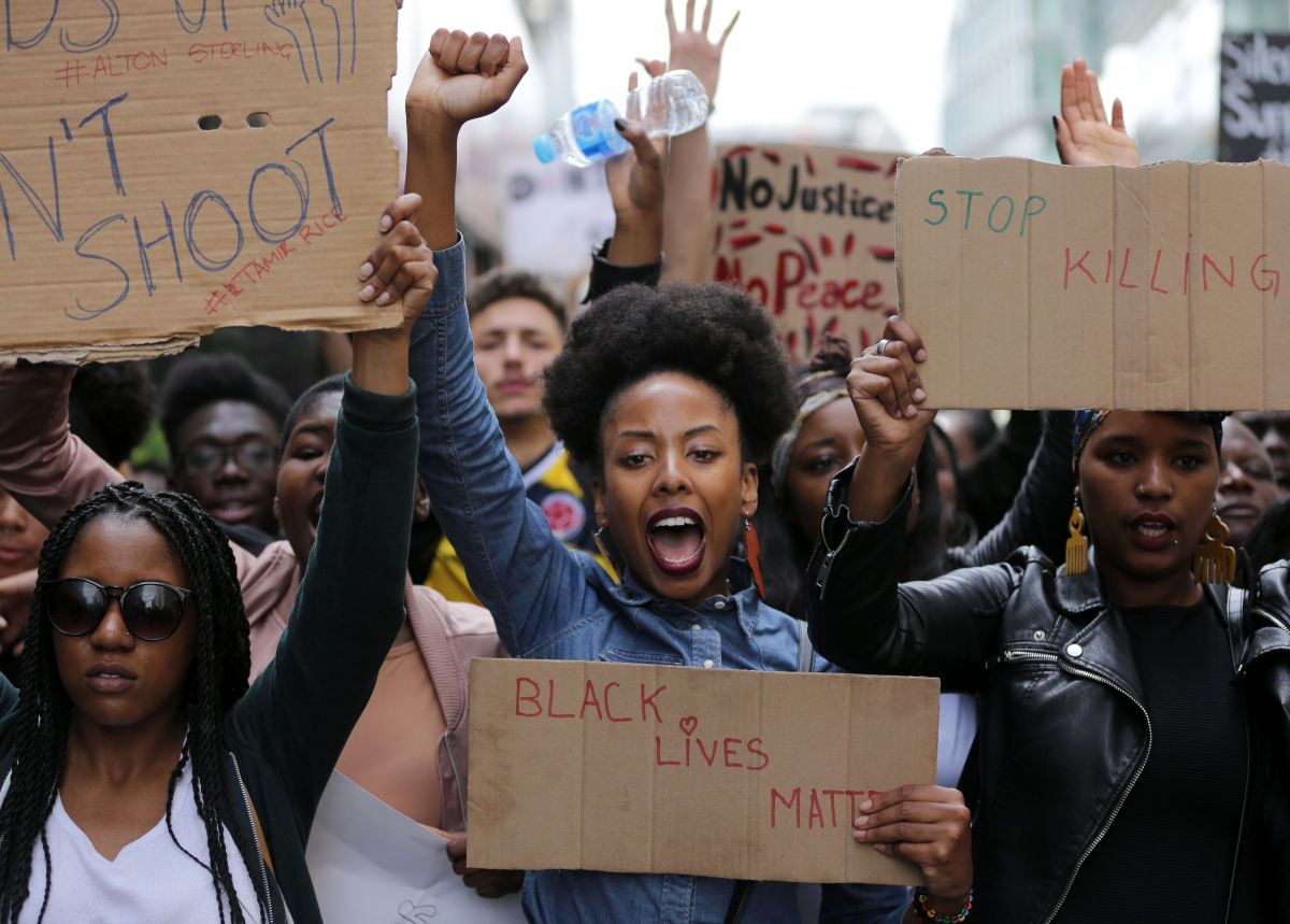 TOPSHOT-BRITAIN-US-POLICE-SHOOTING-PROTEST