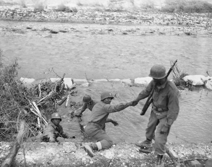 Black Troops In Human Chain Recover Body