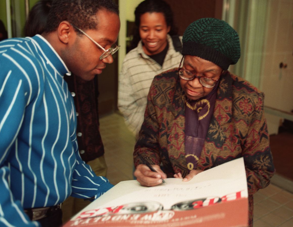 SF.Poet.1.bv.416/VALENCIA Pulitzer Prize winning poet Gwendolyn Brooks(cq), right, signs posters