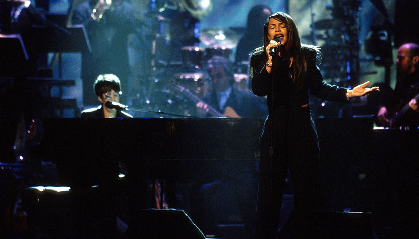 Aaliyah Fans Pay Tribute