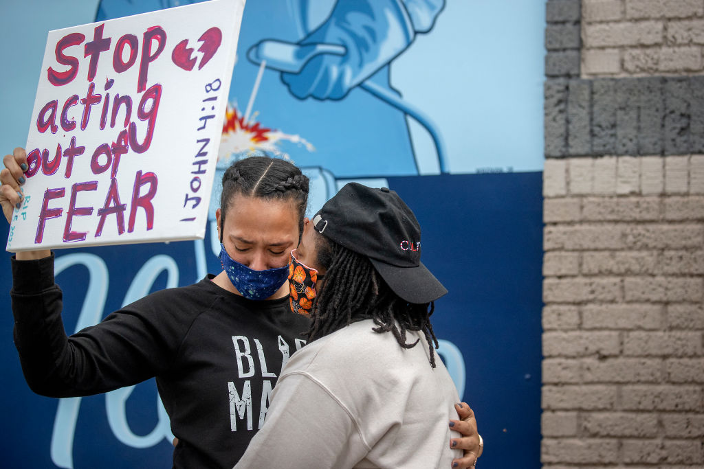 Man dies after Minneapolis police kneels on neck