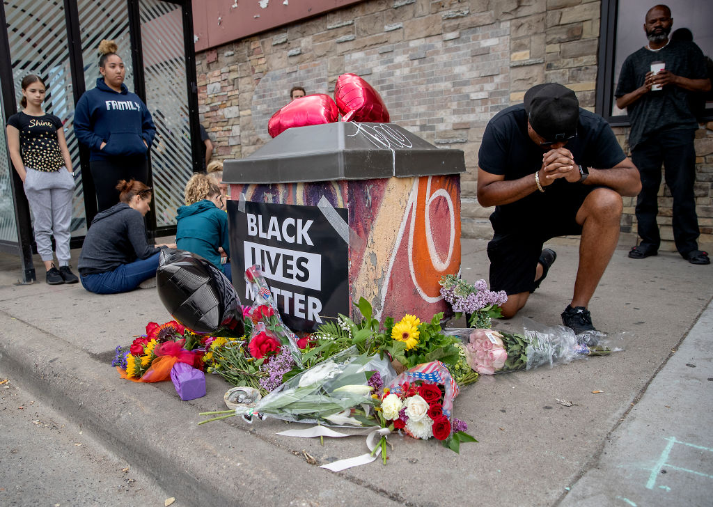 Man dies after Minneapolis police kneels on neck