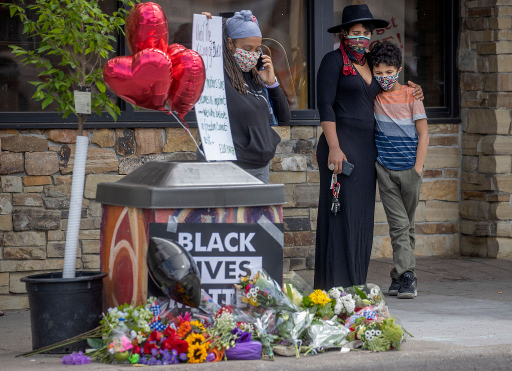 Man dies after Minneapolis police kneels on neck