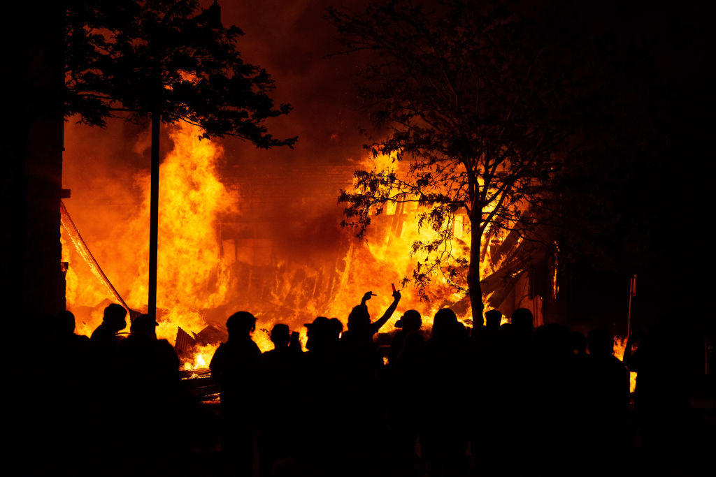 US: Protestors set fire to Minneapolis police precinct