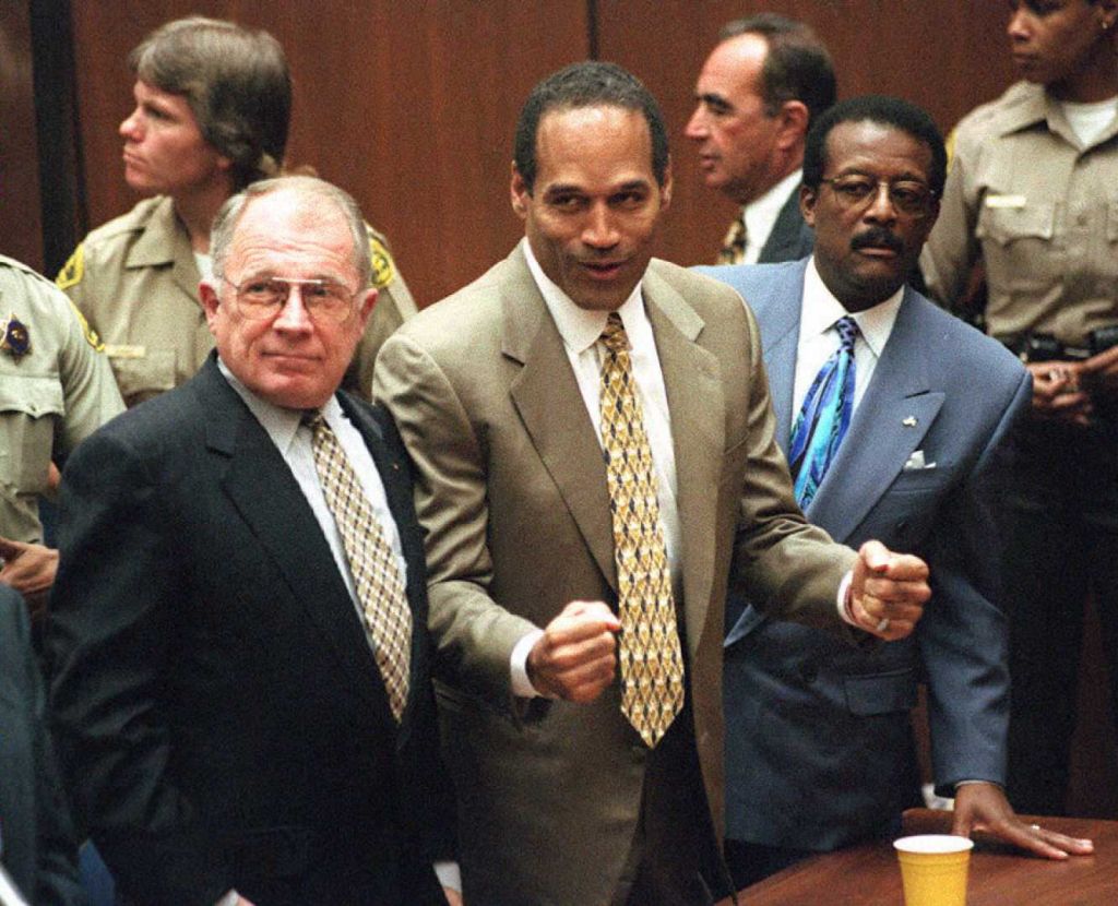 Murder defendant O.J. Simpson (C) listens to the n