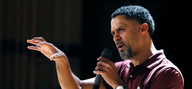 Former NBA player Mahmoud Abdul-Rauf meets with a group of Mission High School students, including members of the football team, to talk about social justice and activism in San Francisco, Calif. on Friday, Oct. 21, 2016