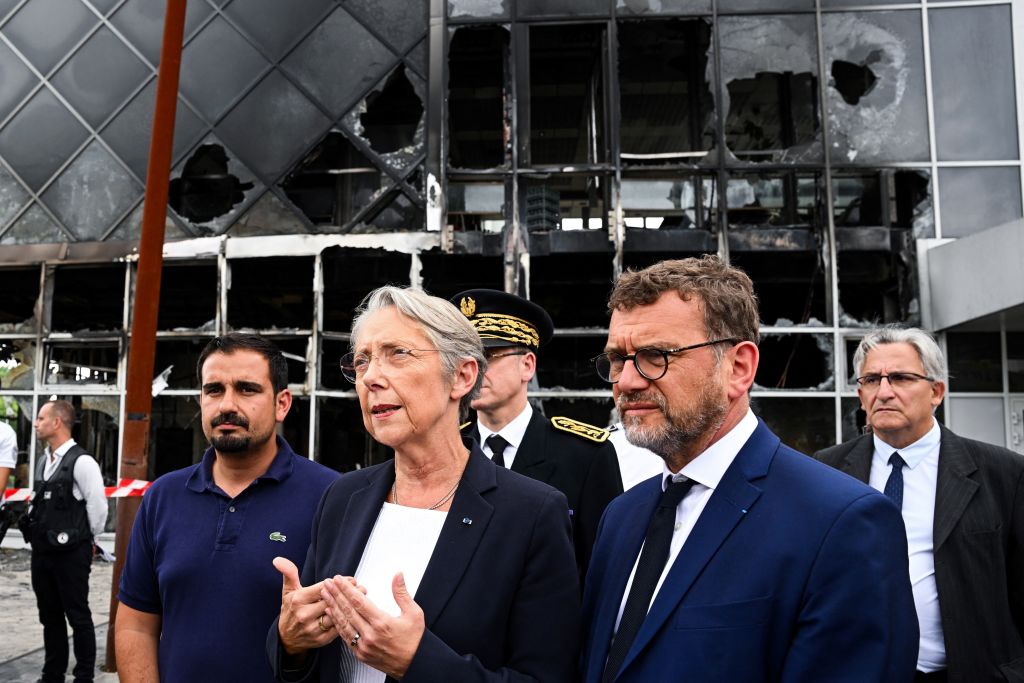 French Prime Minister Elisabeth Borne (C-L) and French Junior Minister for Cities and Housing Olivier Klein