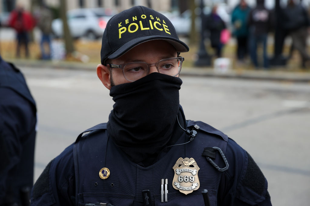 Kenosha Police Arresting And Beating Innocent Black Man Holding A Baby In Applebees