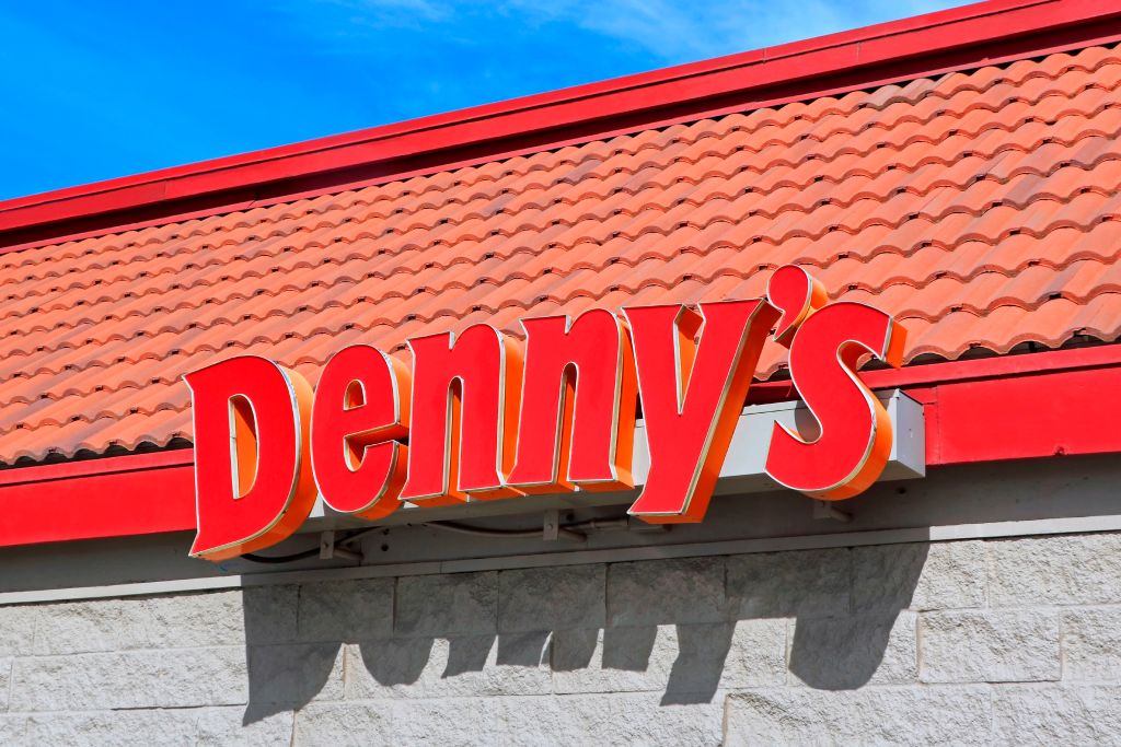 DennyÕs restaurant sign