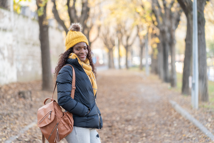 Woman posing outdoors on an autumn day.