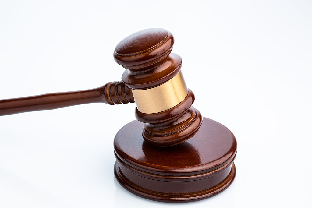 Richterhammer (Gavel) auf weißem Hintergrund. Symbolfoto für Gerechtigkeit