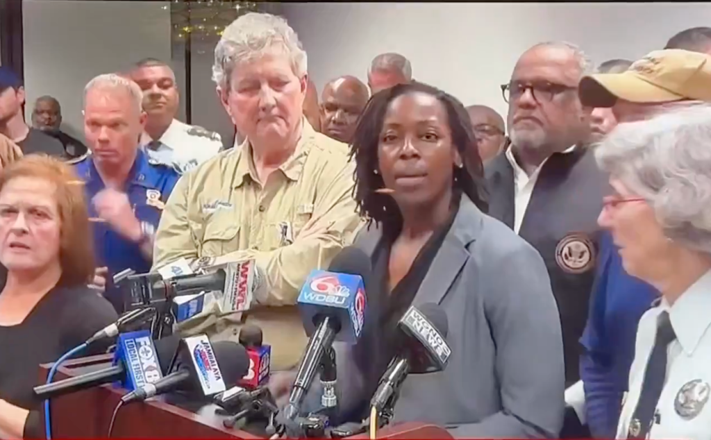 Louisiana Sen. Kennedy physically moves FBI agent Alethea Duncan out of the way at a press conference about New Orleans deadly car attack