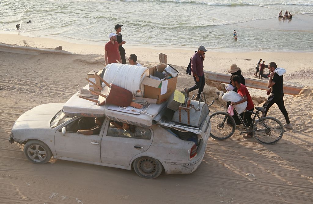 Palestinians continue to flee to safer areas amid Israeli attacks in Gaza