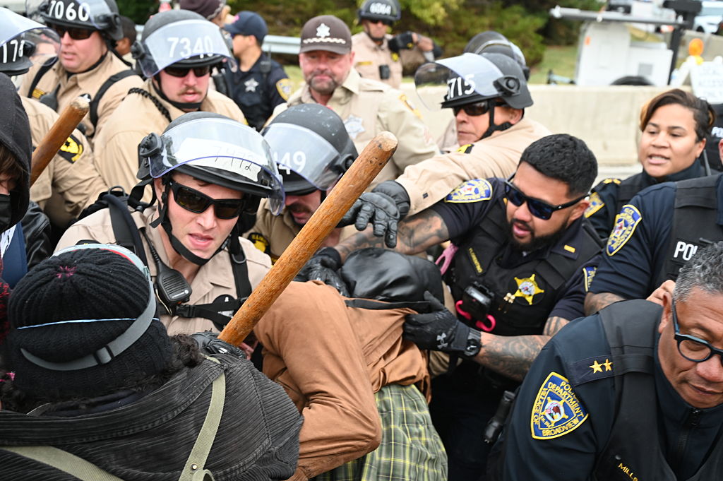 Police clash with protesters outside ICE Facility in Illinois