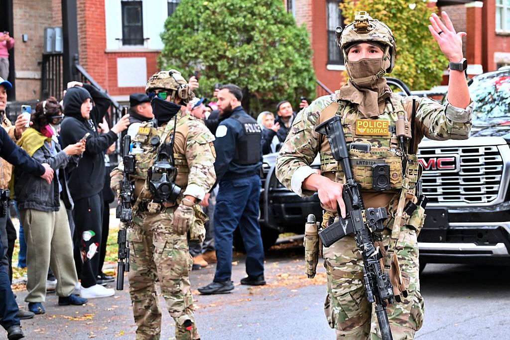 ICE agents carry out operation in Chicago's Little Village area